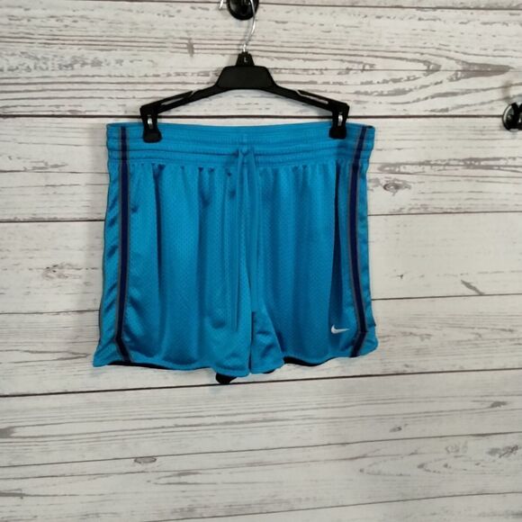 "Nike better world .com" woman's shorts - Picture 2 of 8